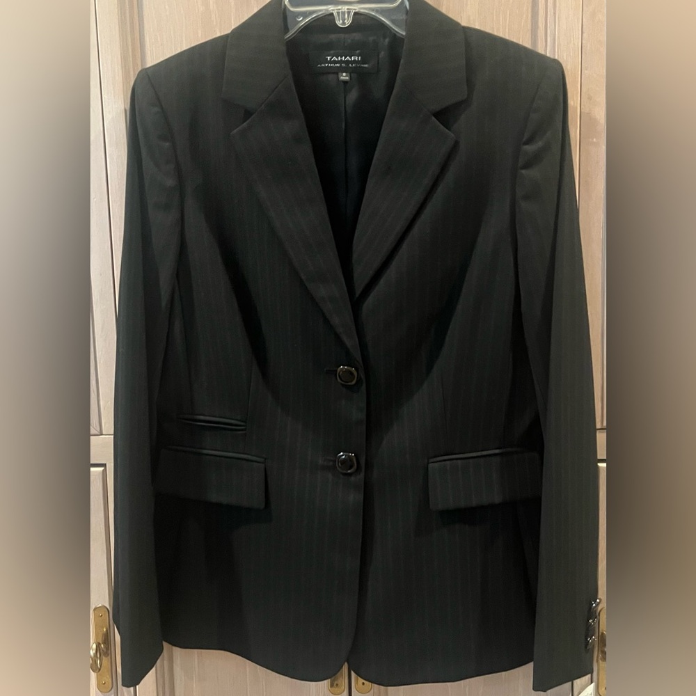 Womens Tahari skirt suit size 8. New with tags